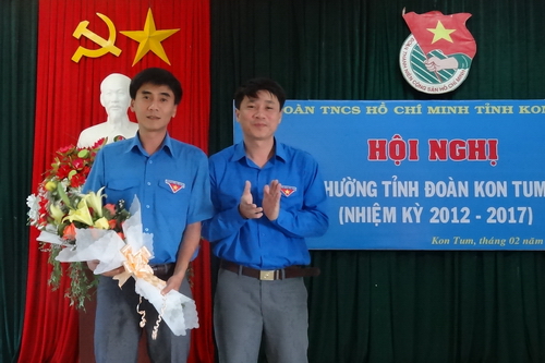 Đồng chí Thái Quang Thanh (bên trái) được bầu giữ chức Phó Bí thư Tỉnh đoàn Kon Tum khóa XIII